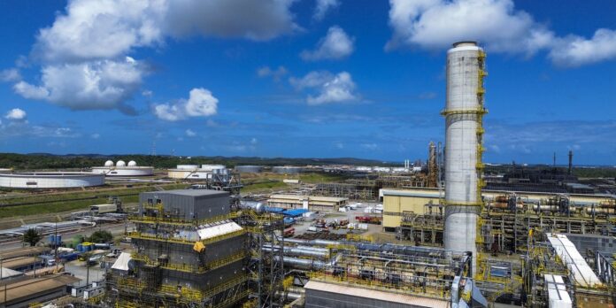 Refinarias da Petrobras operam acima de 100% da capacidade; entenda os detalhes