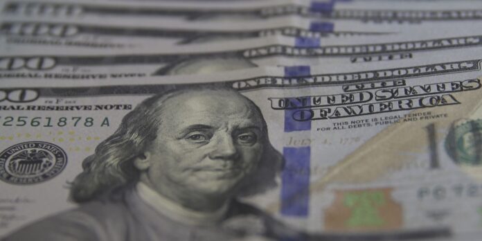 Dólar recua para R$ 5,03 em meio a alívio geopolítico e atenção voltada para os EUA