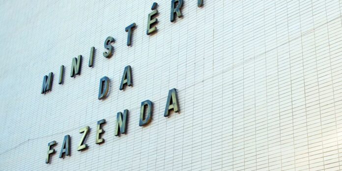 Fazenda ajusta estimativa de inflação para 4,5% devido a guerra e preços do petróleo