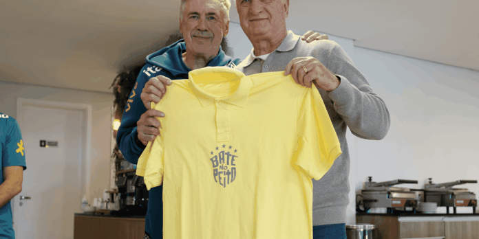 Felipão, pentacampeão com a seleção, recebe homenagem na Granja Comary