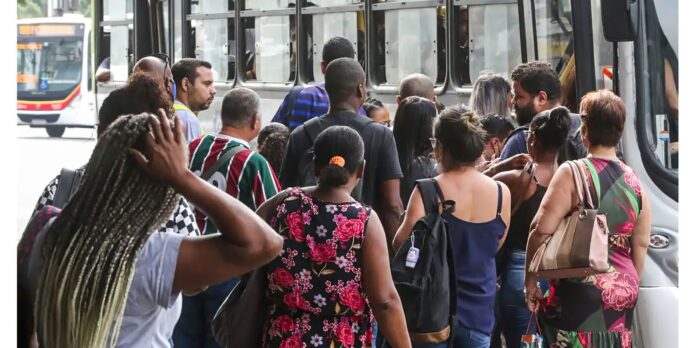 Número de pessoas em busca de emprego por dois anos ou mais registra queda de 21,7%