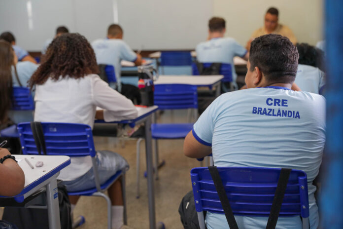 Após um ano sem celular, escolas públicas registram melhora no rendimento e na convivência entre os alunos