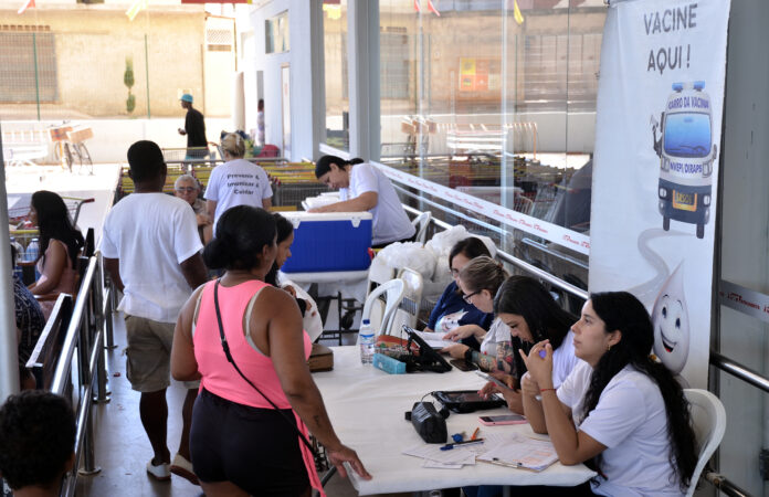 Carro da Vacina leva imunização a pontos de grande circulação em Ceilândia