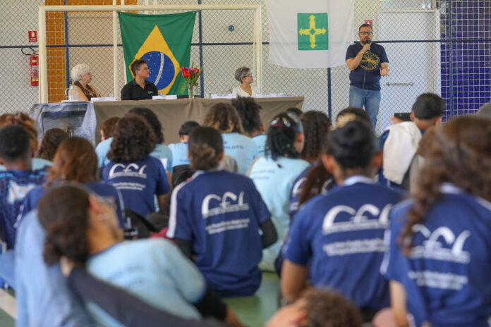 Selecionado para participar de programa na Suíça, professor de escola pública do DF é recepcionado com festa na volta
