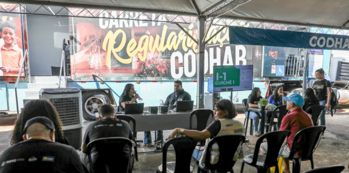 Carreta da Regularização leva serviços fundiários ao Riacho Fundo II e facilita acesso à escritura