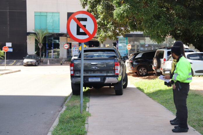 Operação Vagas Especiais identifica 75 veículos estacionados de forma irregular em Águas Claras