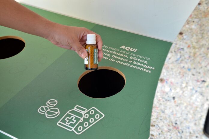 Profissionais oferecem orientação a pacientes sobre o uso responsável de medicamentos