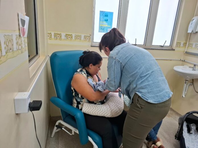 Apoio profissional ajuda mães a enfrentar desafios da amamentação