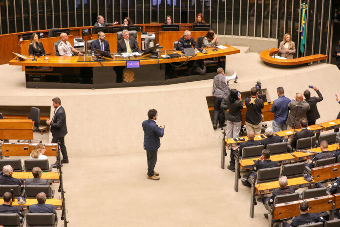 Governadora Celina Leão marca presença em sessão comemorativa dos 217 anos da PMDF