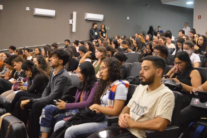 Escola Superior de Ciências da Saúde comemora Dia do Enfermeiro com evento para alunos