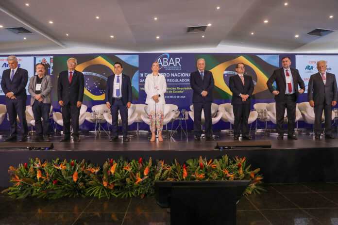 DF ressalta liderança em saneamento e enfatiza a importância da regulação em encontro de agências reguladoras