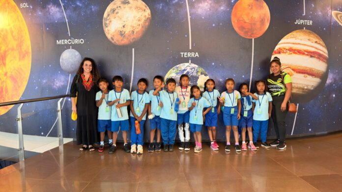 Planetário de Brasília promove passeio sobre ciência e meio ambiente para estudantes venezuelanos