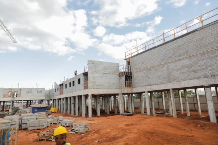 Governadora inspeciona obras de novo residencial em Samambaia