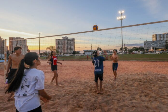 Quadra de areia em Samambaia recebe iluminação adequada