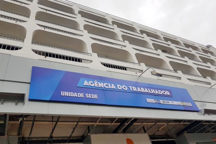Agências do trabalhador disponibilizam mais de mil vagas de emprego nesta terça-feira (26)