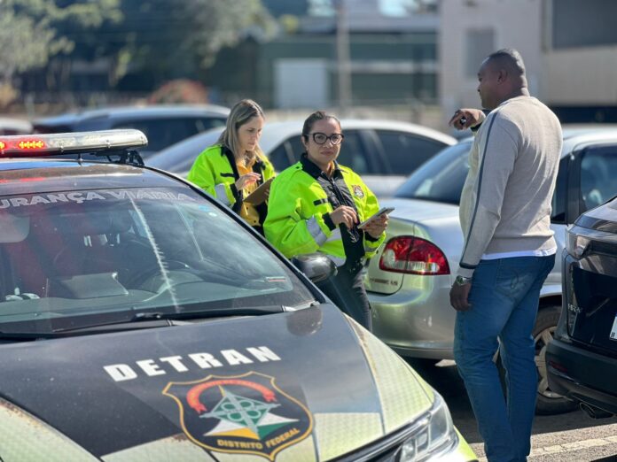 Operação de trânsito verifica uso de vagas especiais em Ceilândia