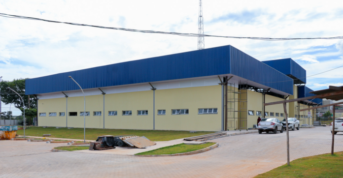 Início da instalação elétrica na obra da feira de Santa Maria