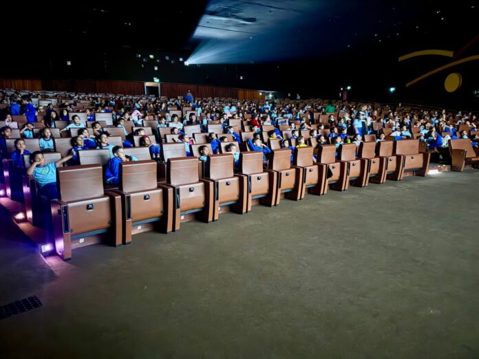 Estudantes da rede pública do DF têm aprendizado lúdico no cinema