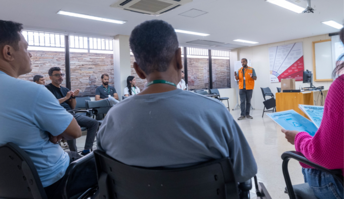 Servidores do SLU participam de atividade sobre a correta separação de resíduos