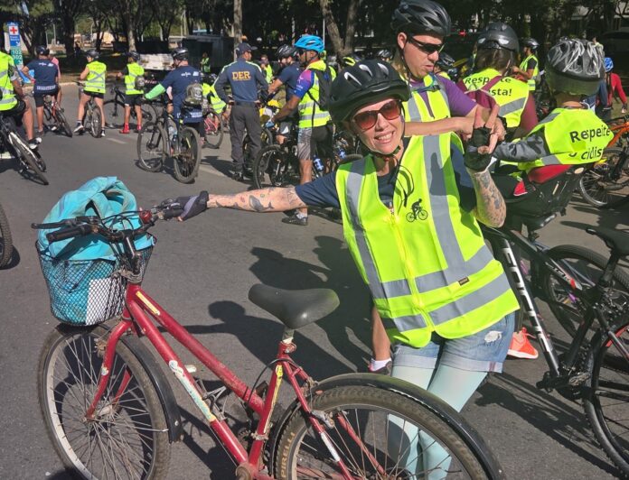 Passeio com 700 ciclistas no Eixão Sul marca o encerramento do Maio Amarelo