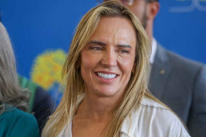 Governadora Celina Leão é hospitalizada em Brasília