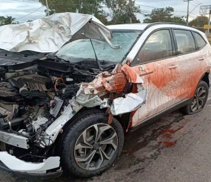 Carro do cantor Israel destruído após acidente com cavalo na BR-153 em Goiânia