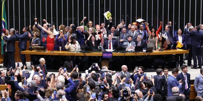 Deputados votam a favor da PEC que extingue a escala 6x1