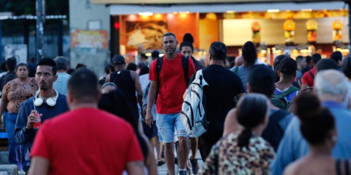 Desemprego atinge 5,8% no trimestre encerrado em abril, segundo IBGE