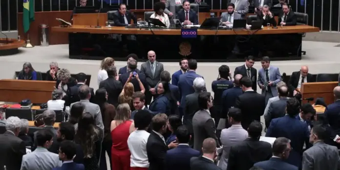 Câmara aprova em primeiro turno PEC que extingue a escala 6x1