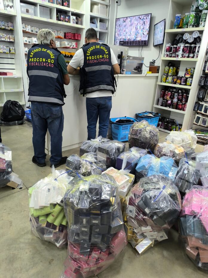 Procon de Goiânia apreende perfumes suspeitos de falsificação