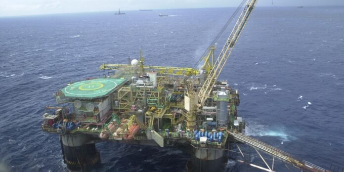 Brasil atinge recorde de produção de petróleo durante conflito no Irã