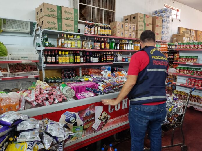 Procon apreende mais de 300 produtos vencidos em supermercado de Palmeiras de Goiás