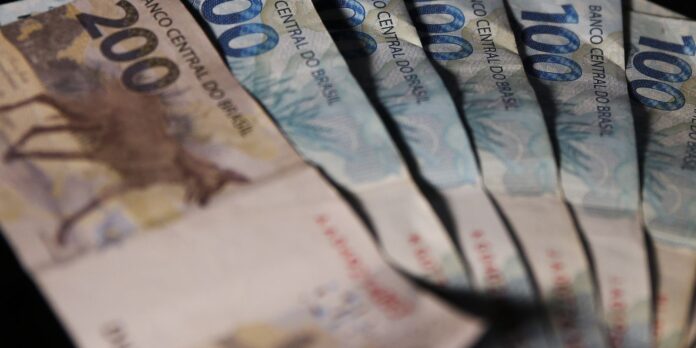 Renda média das famílias atinge R$ 2.264, alcançando recorde em 2025
