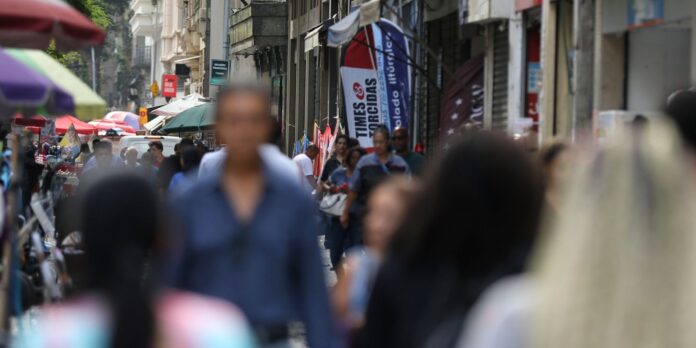 Taxa de desemprego entre negros é 55% superior à de brancos, aponta IBGE