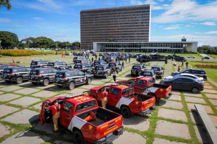 Agentes de segurança pública representando ações integradas que contribuem para a redução da criminalidade e aumento da segurança na capital.