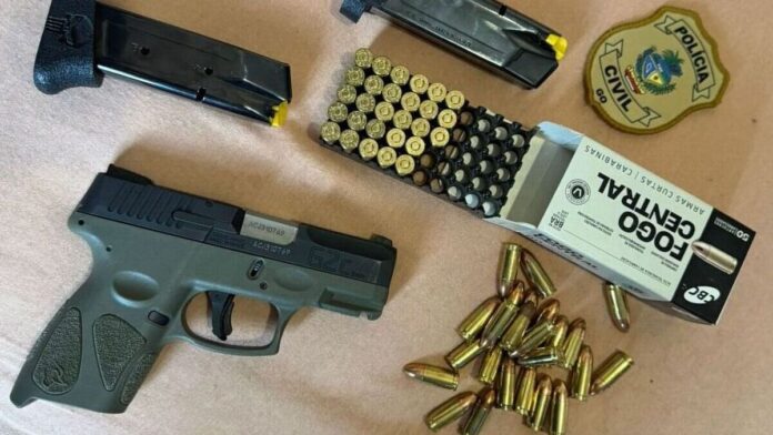 Fuzil, pistolas e munições de diversos calibres apreendidos na ocorrência.