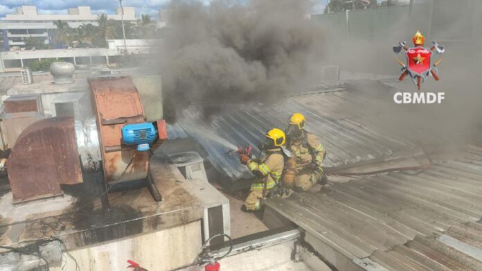 Incêndio em restaurante no Sudoeste mobiliza bombeiros e assusta clientes no horário de almoço em Brasília.
