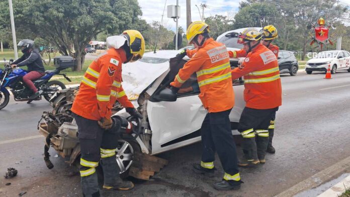 Acidente envolvendo carro e ônibus escolar no Lago Sul, com atuação de bombeiros no resgate das vítimas.