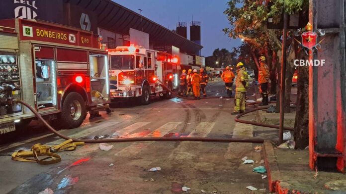 Bombeiros combatem incêndio em lojas da Feira dos Importados no SIA, no Distrito Federal