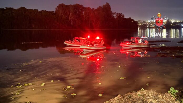 Equipes do CBMDF realizam resgate de corpo no Lago Paranoá próximo à L4 Norte em Brasília