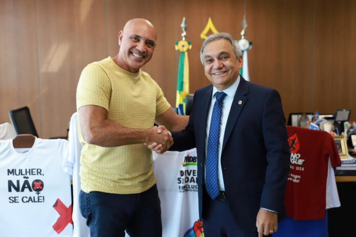 Costa Neto durante agenda política em Brasília ao lado de Wellington Luiz.