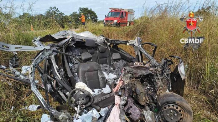 Carro destruído após acidente na DF-290.