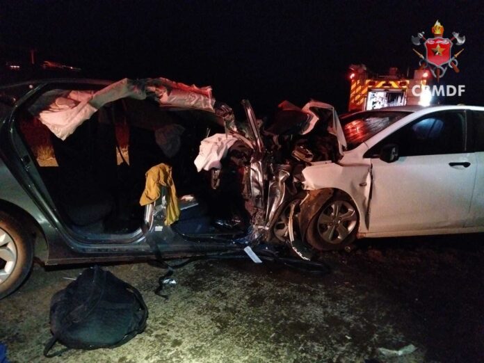 Colisão frontal na BR-251 deixa dois mortos e três feridos graves no DF