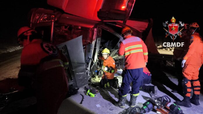 Caminhão capotado às margens da BR-060 após acidente entre Gama e Alexânia
