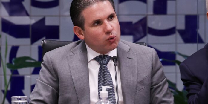 Motta convoca reunião de líderes para votação do PL que extingue a escala 6x1