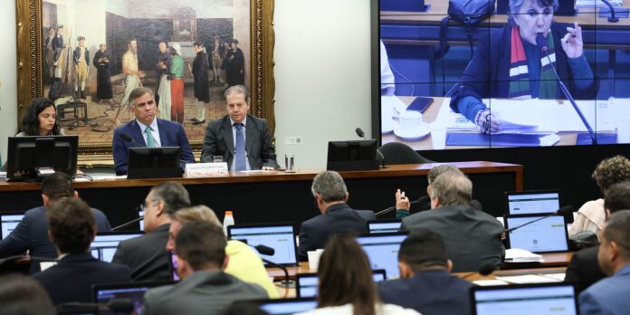 Comissão da Câmara aprova proposta de redução da maioridade penal para 16 anos