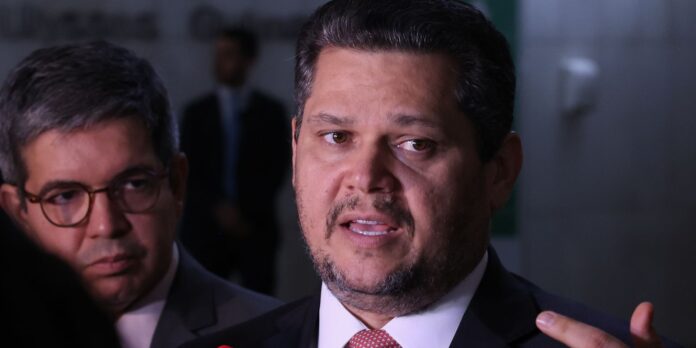 Alcolumbre mantém PEC 6x1 sem avanço em semana com baixa atividade no Senado