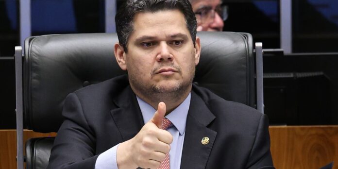 Alcolumbre propõe aprimoramento do 6x1 e busca tramitação da PEC nas comissões