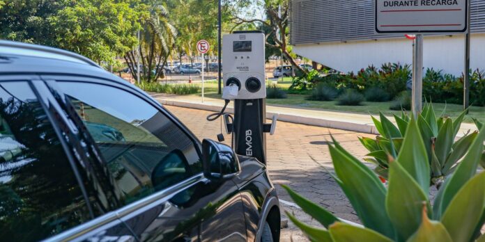 Governo mantém aumento de tarifas para carros elétricos e renova cota zero