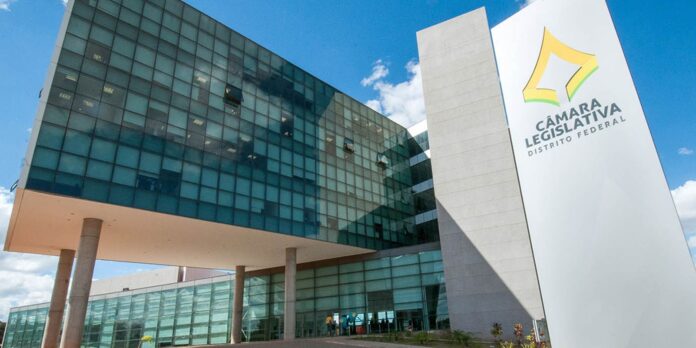 Deputados distritais aprovam extinção da jornada 6x1 para terceirizados